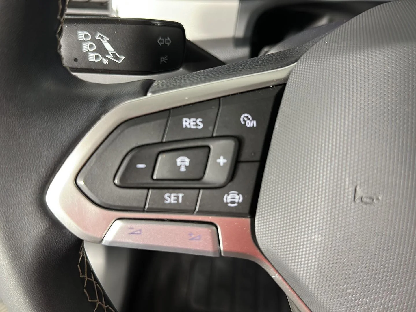 Used 2023 Deep Black Pearl Volkswagen 3.6L V6 SE w/Technology image 27