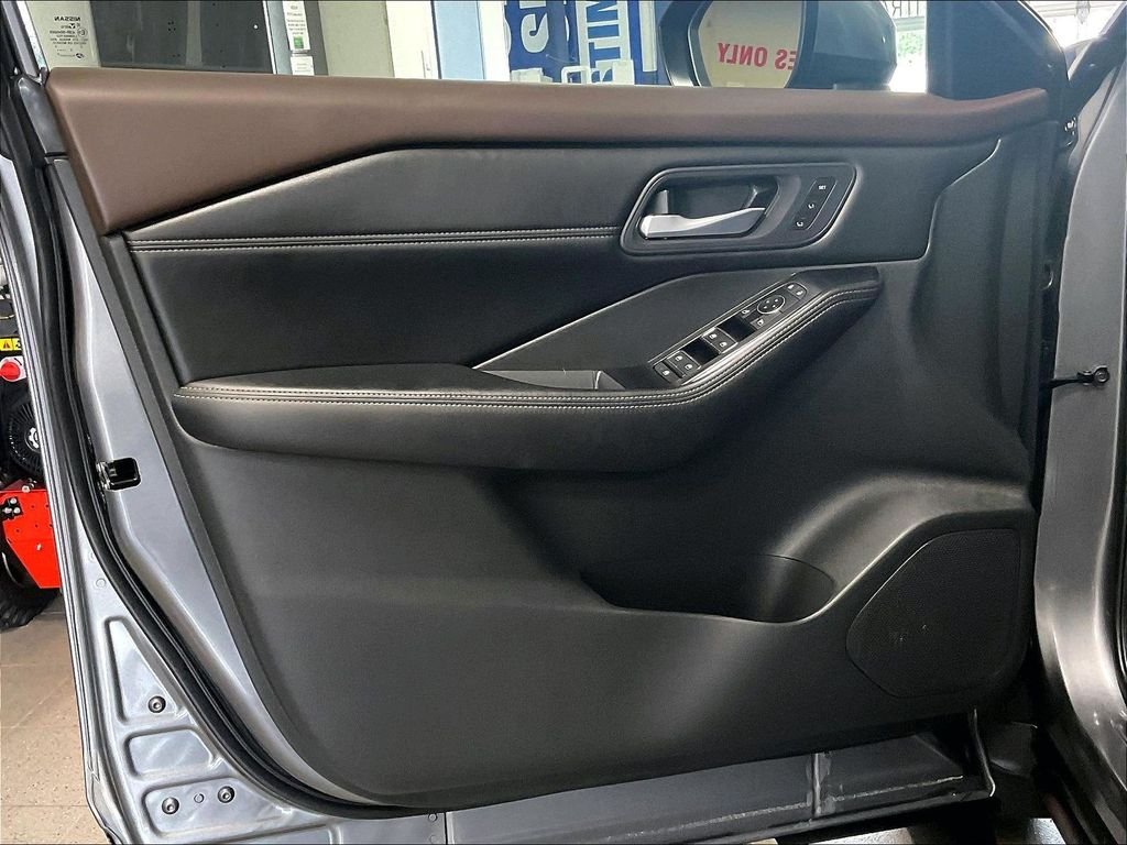 Used 2023 Gray Nissan SL image 8