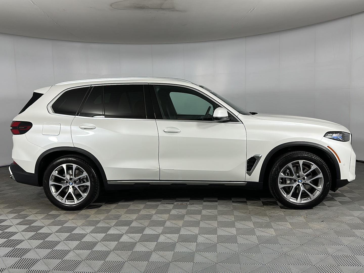 Used 2026 Mineral White Metallic BMW xDrive40i image 28