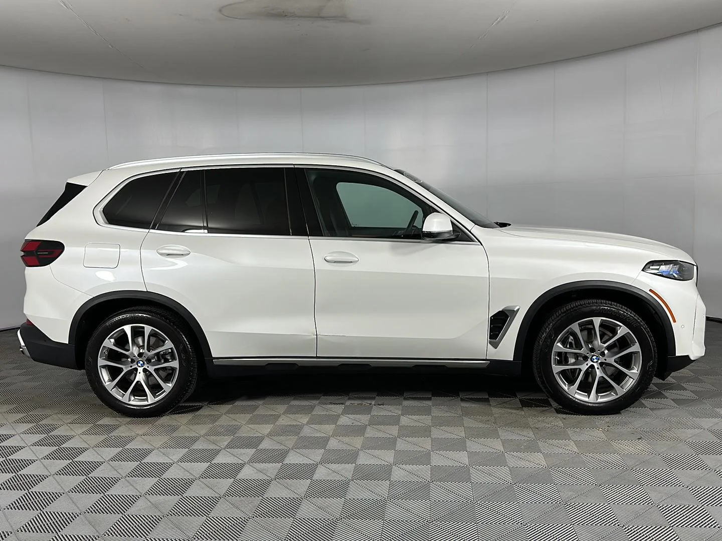 Used 2026 Mineral White Metallic BMW xDrive40i image 28