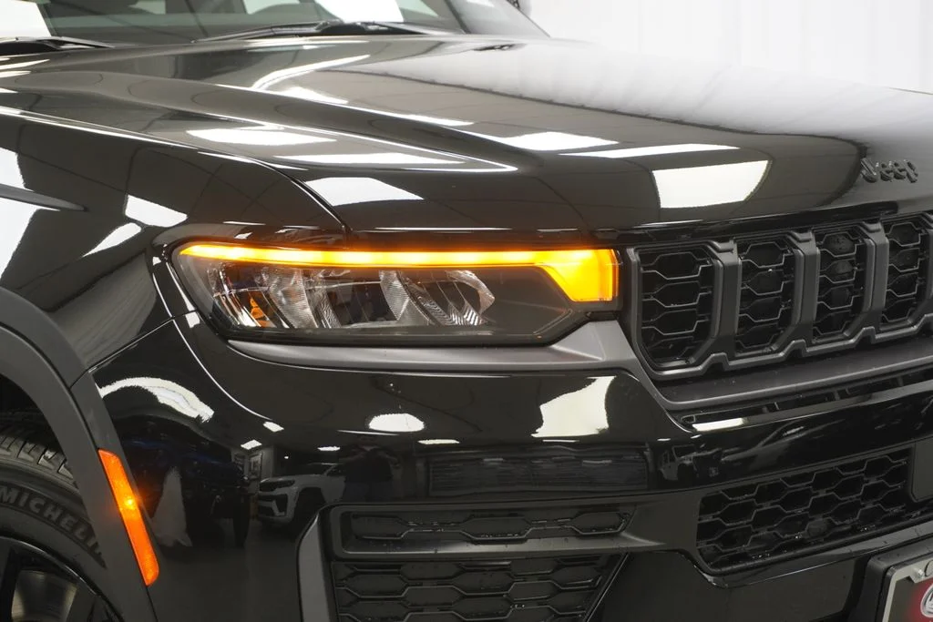 New 2026 Diamond Black Crystal Pearl-Coat Exterior Paint Jeep Altitude image 5
