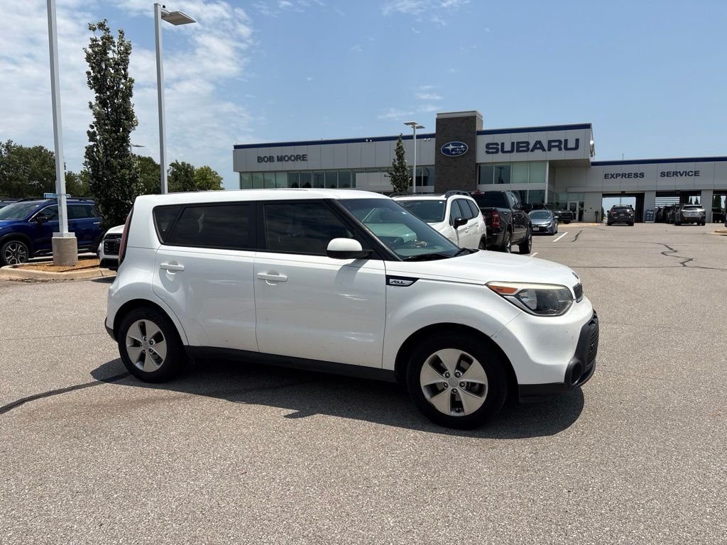 Used 2015 White Kia Base image 1