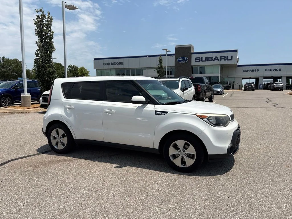Used 2015 White Kia Base image 1
