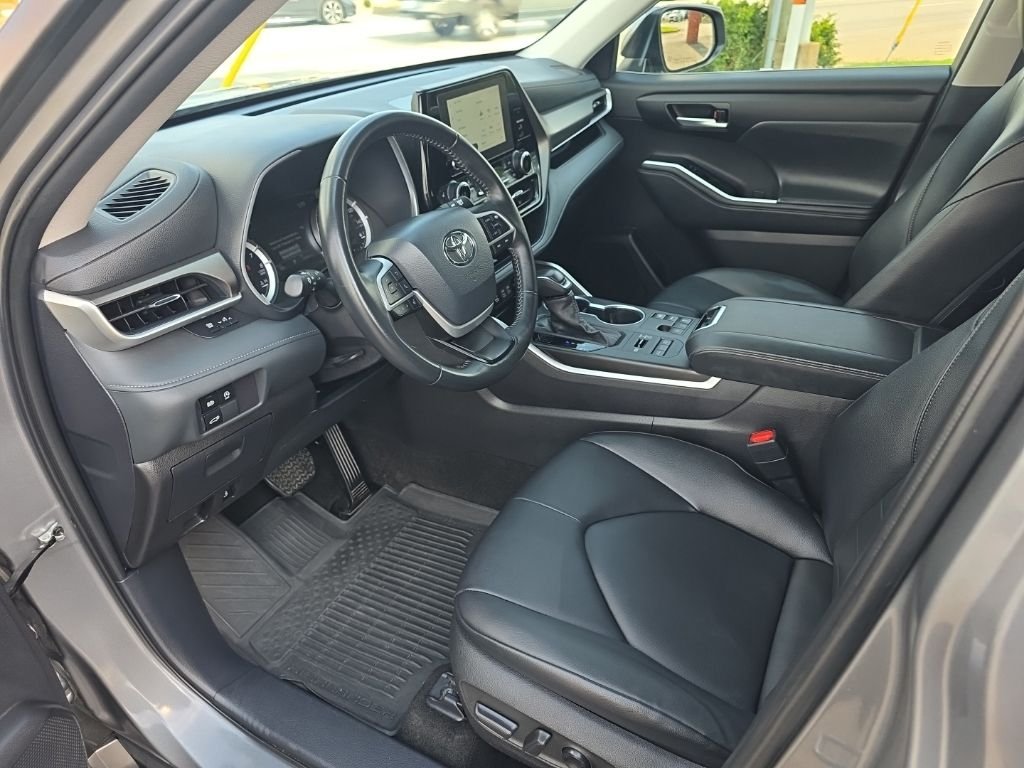 Used 2025  Toyota XLE image 9