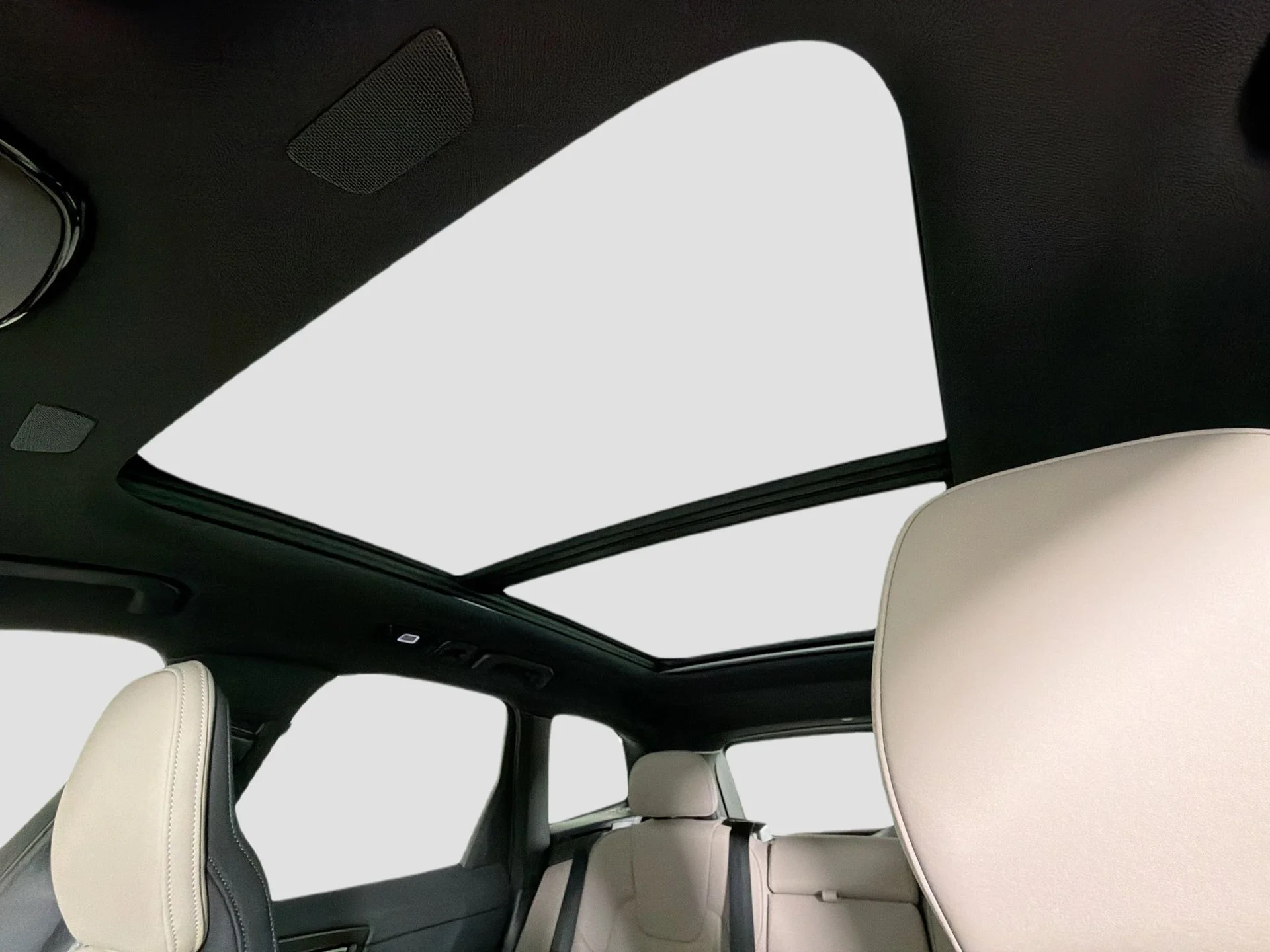 New 2026 Bright Dusk Volvo Plus image 21