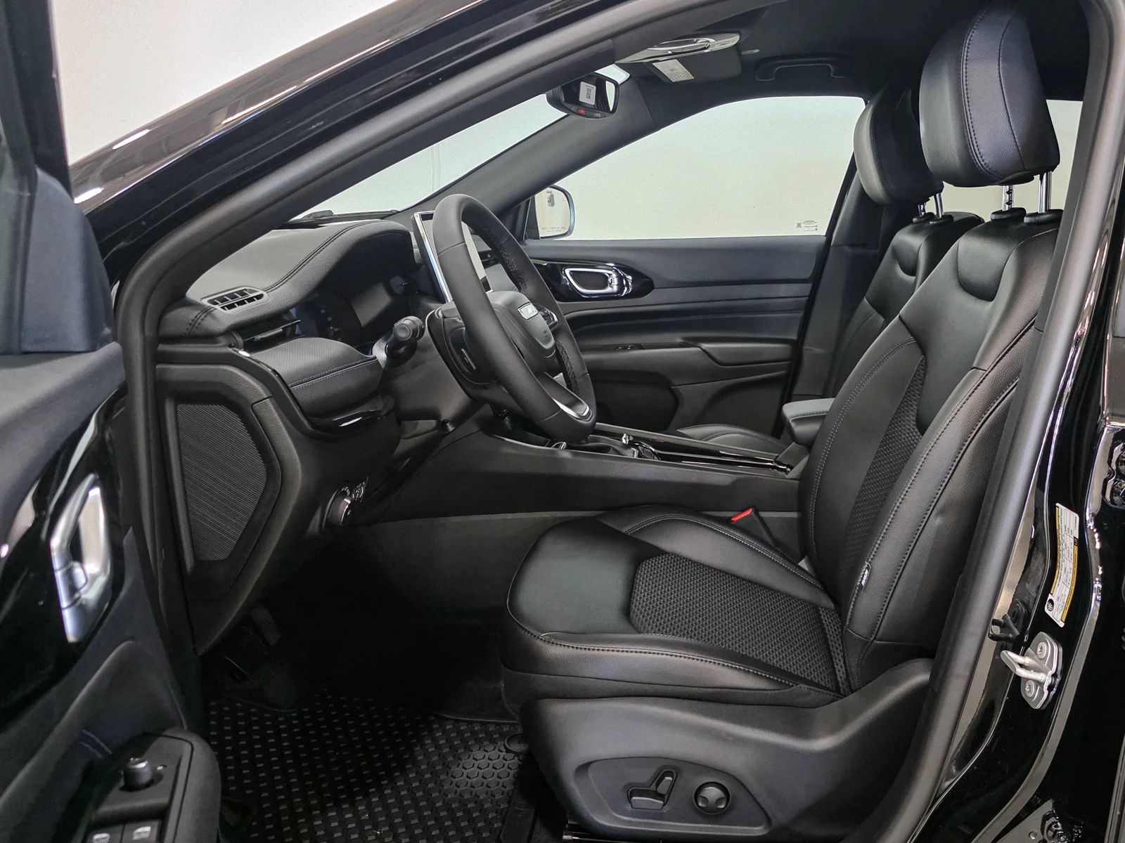 New 2026 Black Jeep Latitude image 20