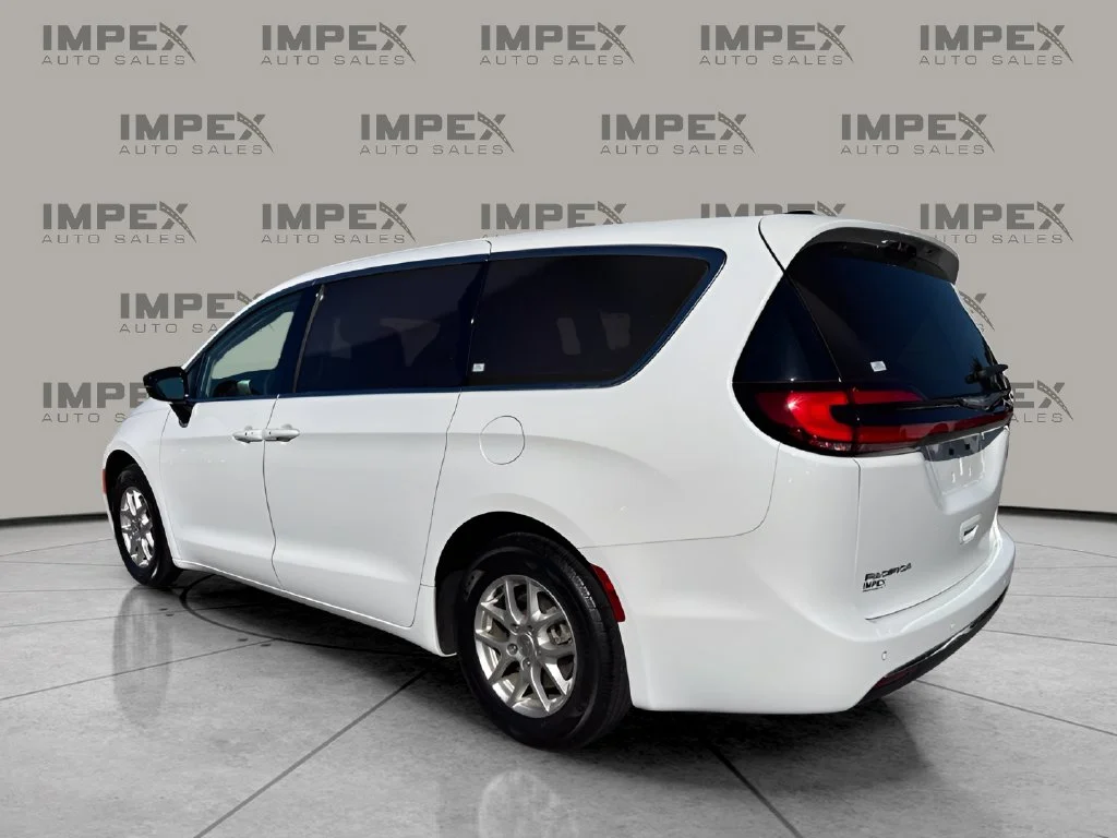 Used 2024 White Chrysler Touring L image 3