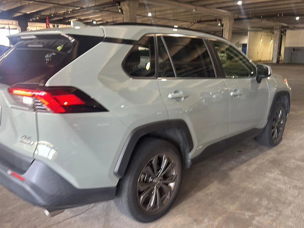 Used 2022 Lunar Rock Toyota XLE Premium image 3