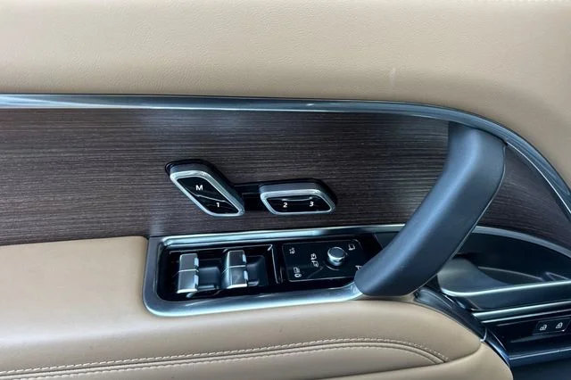 New 2026 Fuji White Land Rover SE image 10