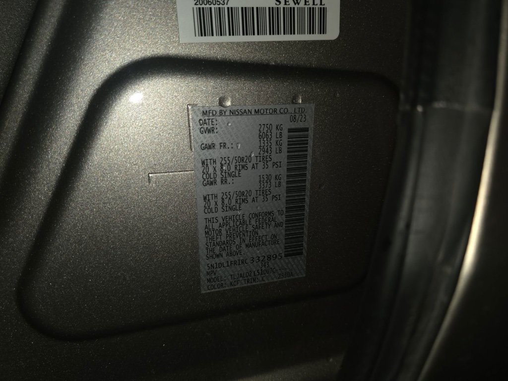 Used 2024 Silver INFINITI LUXE image 9