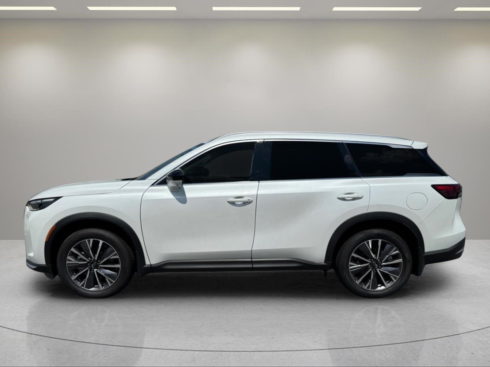 New 2027 Radiant White INFINITI Luxe AWD image 2