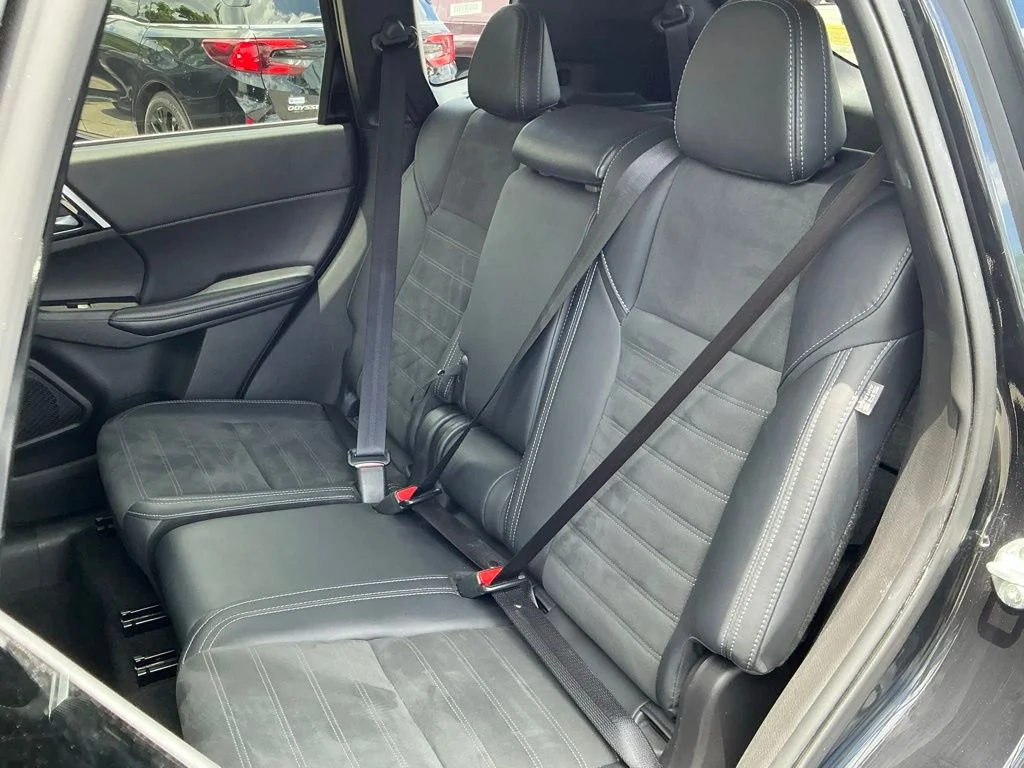 Used 2025  Mitsubishi SE image 25