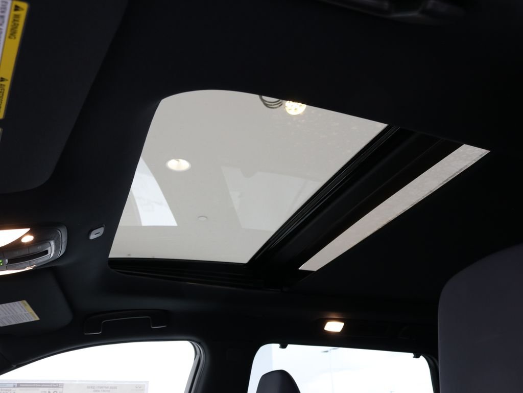 New 2026 2T RAD WHT INFINITI Sport AWD image 25