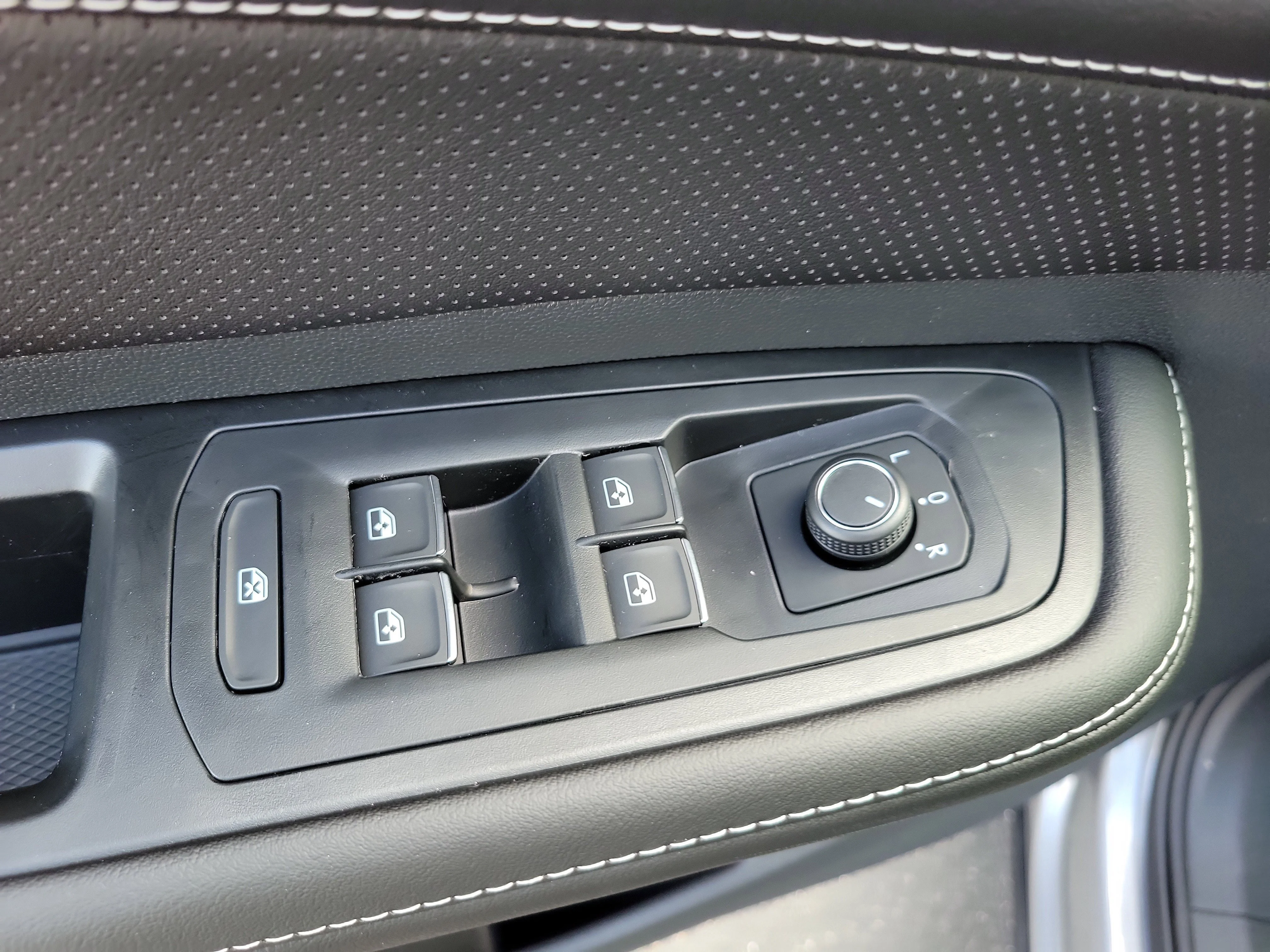 New 2026 Silver Volkswagen SE w/Technology image 25