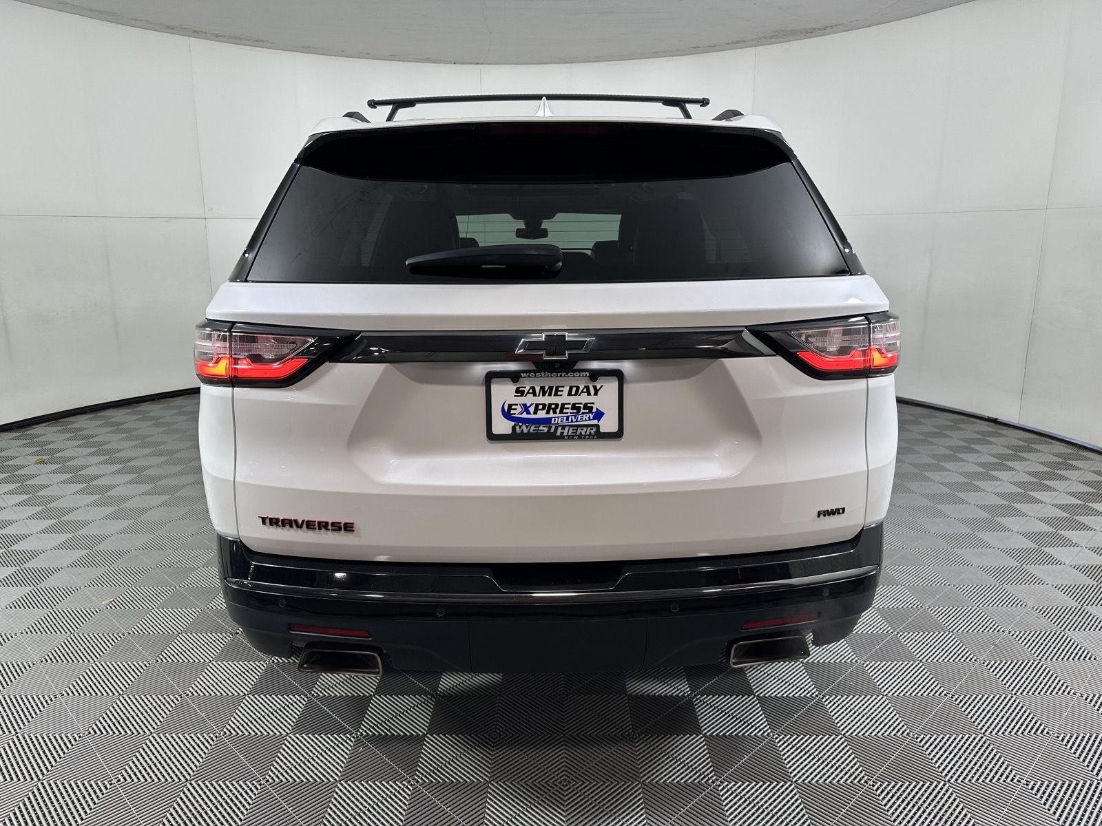 Used 2018 Iridescent Pearl Tricoat Chevrolet Premier image 6