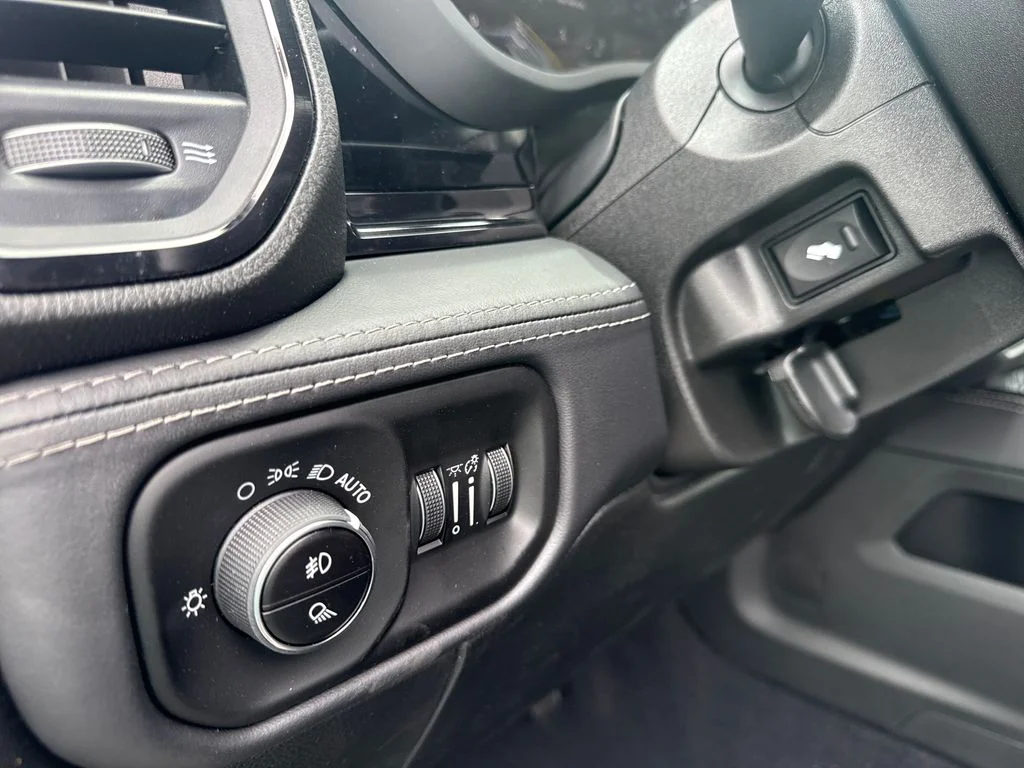 New 2026 Diamond Black Crystal Pearl-Coat Exterior Paint RAM Limited image 24