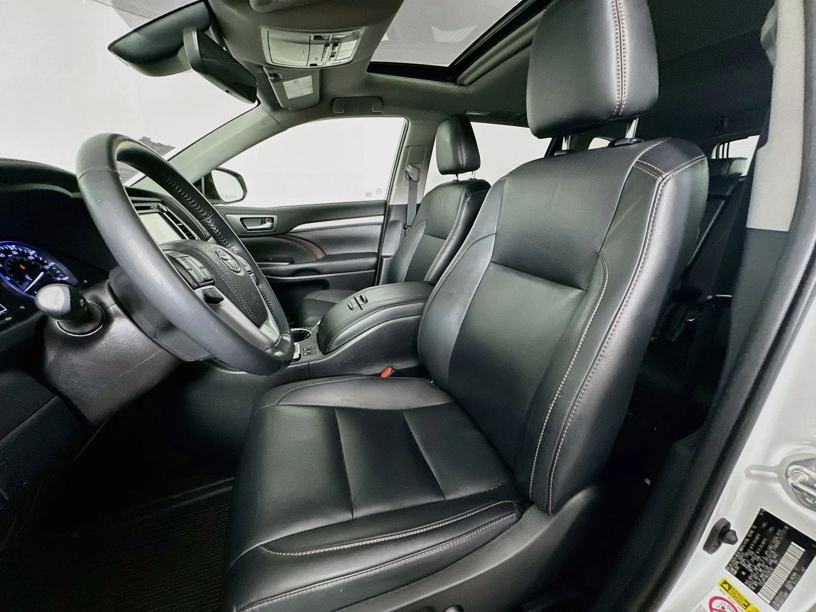 Used 2019 White Toyota XLE image 21