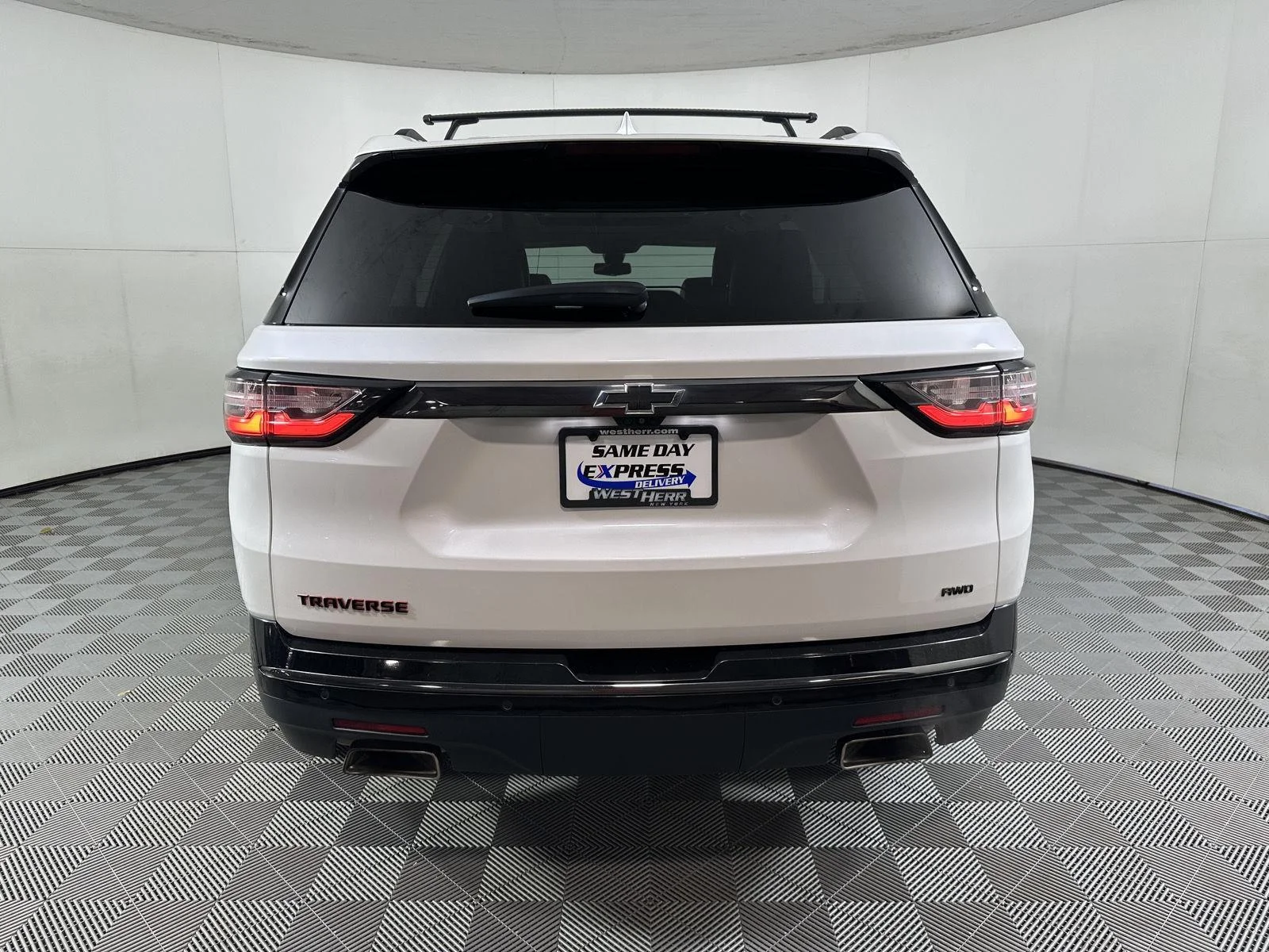 Used 2018 Iridescent Pearl Tricoat Chevrolet Premier image 6