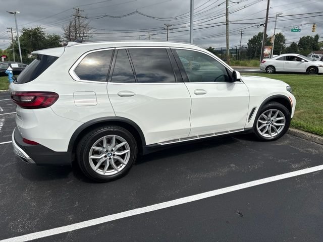 Used 2021 White BMW xDrive40i image 3