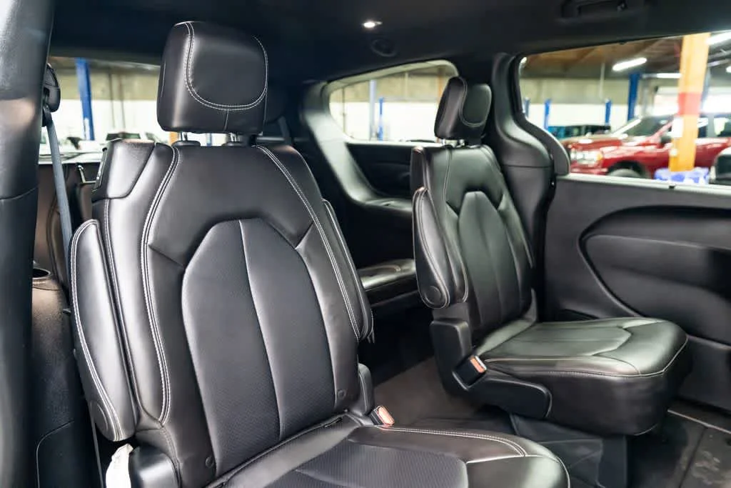 Used 2025 Diamond Black Crystal Pearlcoat Chrysler Select image 30