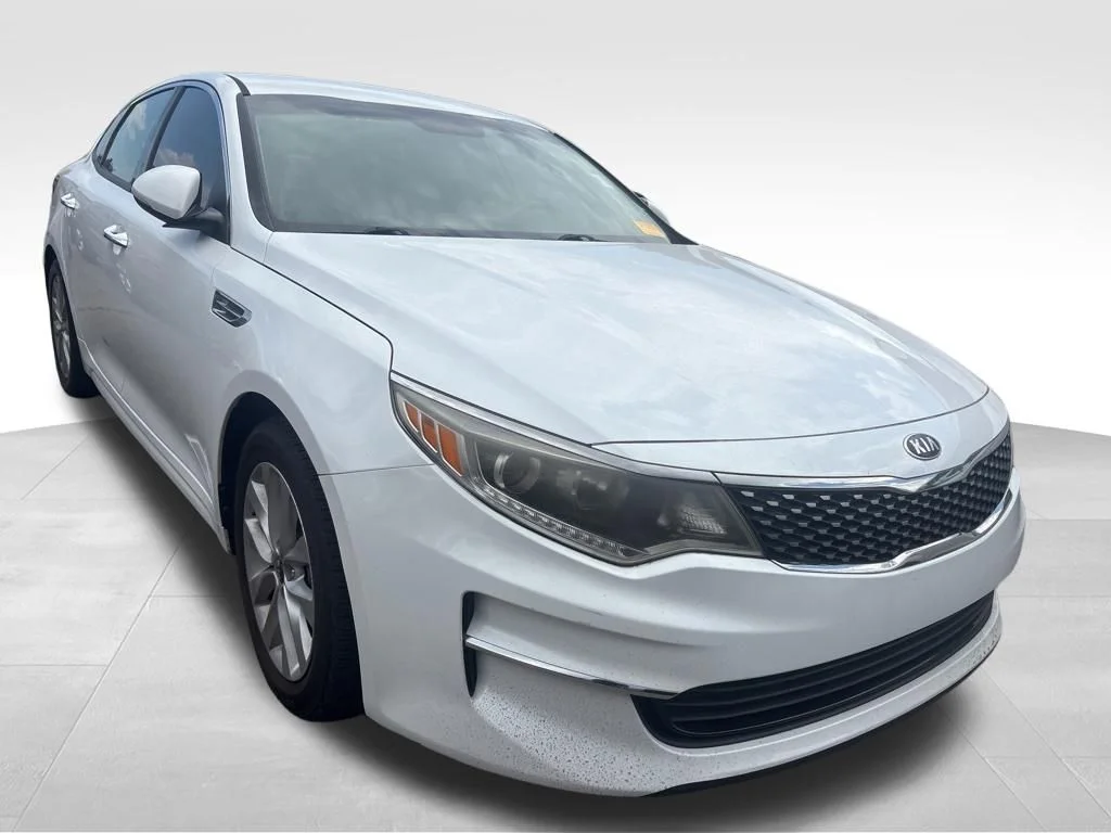 Used 2018 White Kia EX image 4