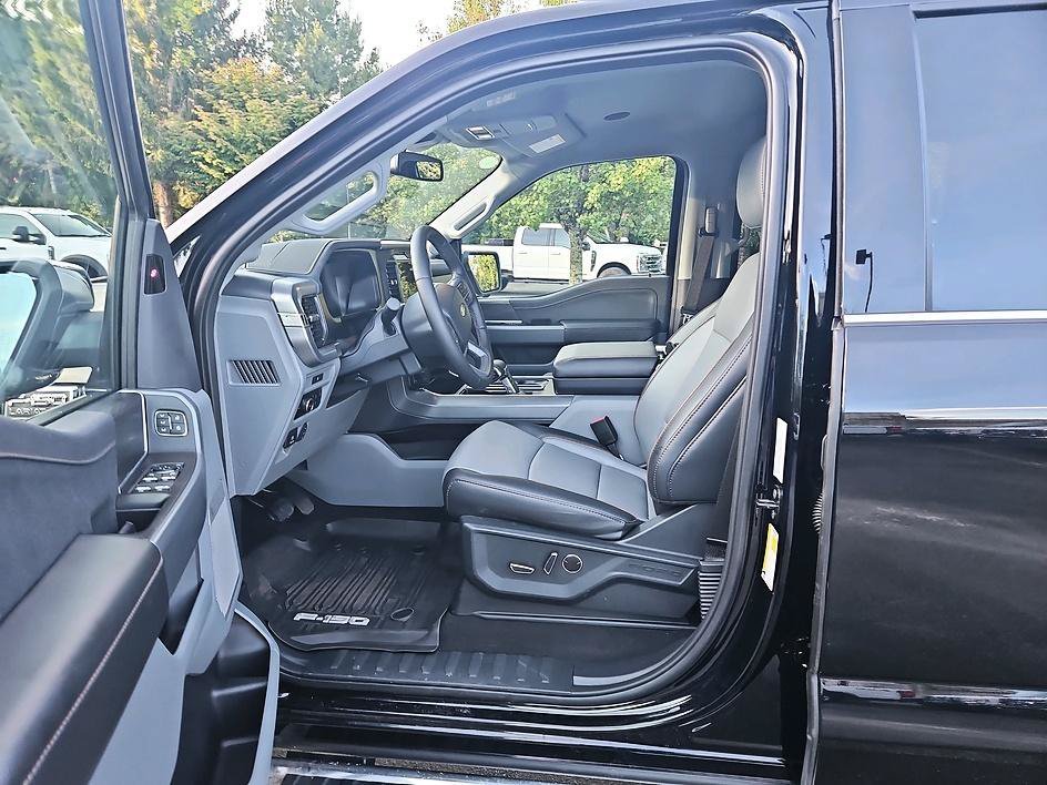 Used 2025 Black Metallic Ford LARIAT image 11