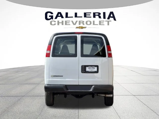 New 2026 Summit White Chevrolet WT image 6