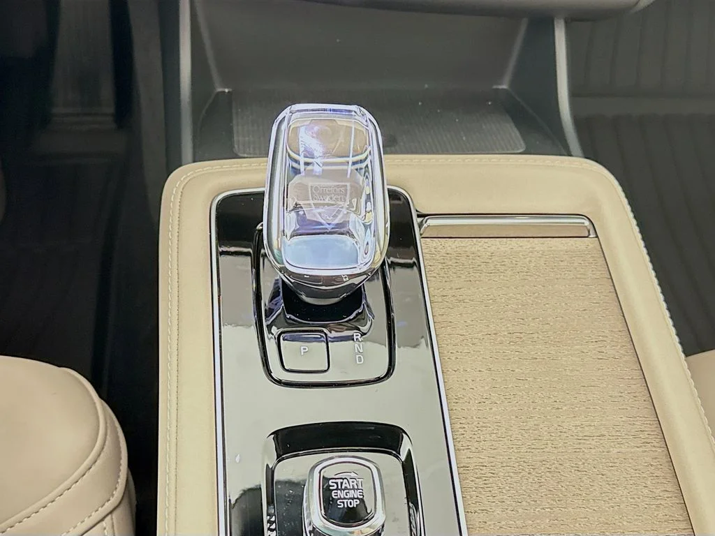 New 2026 Crystal White Pearl Volvo B6 Plus 7-Seater image 18