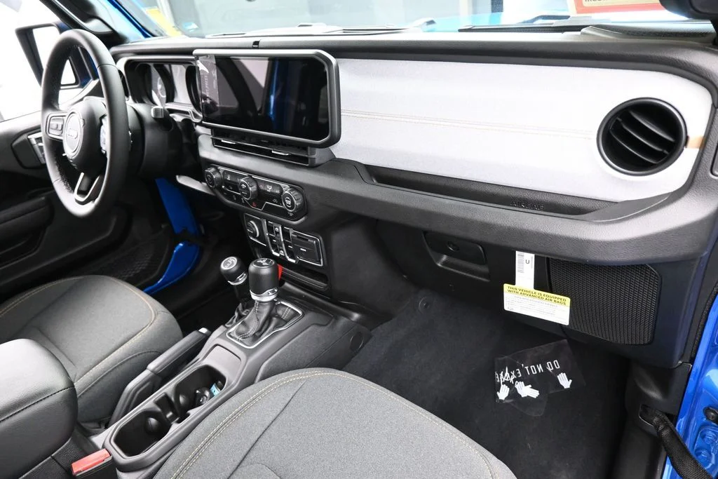 Used 2025 Hydro Blue Pearl Coat Jeep Sport S image 38