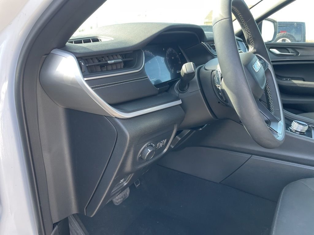 Used 2024 White Jeep Laredo X image 17