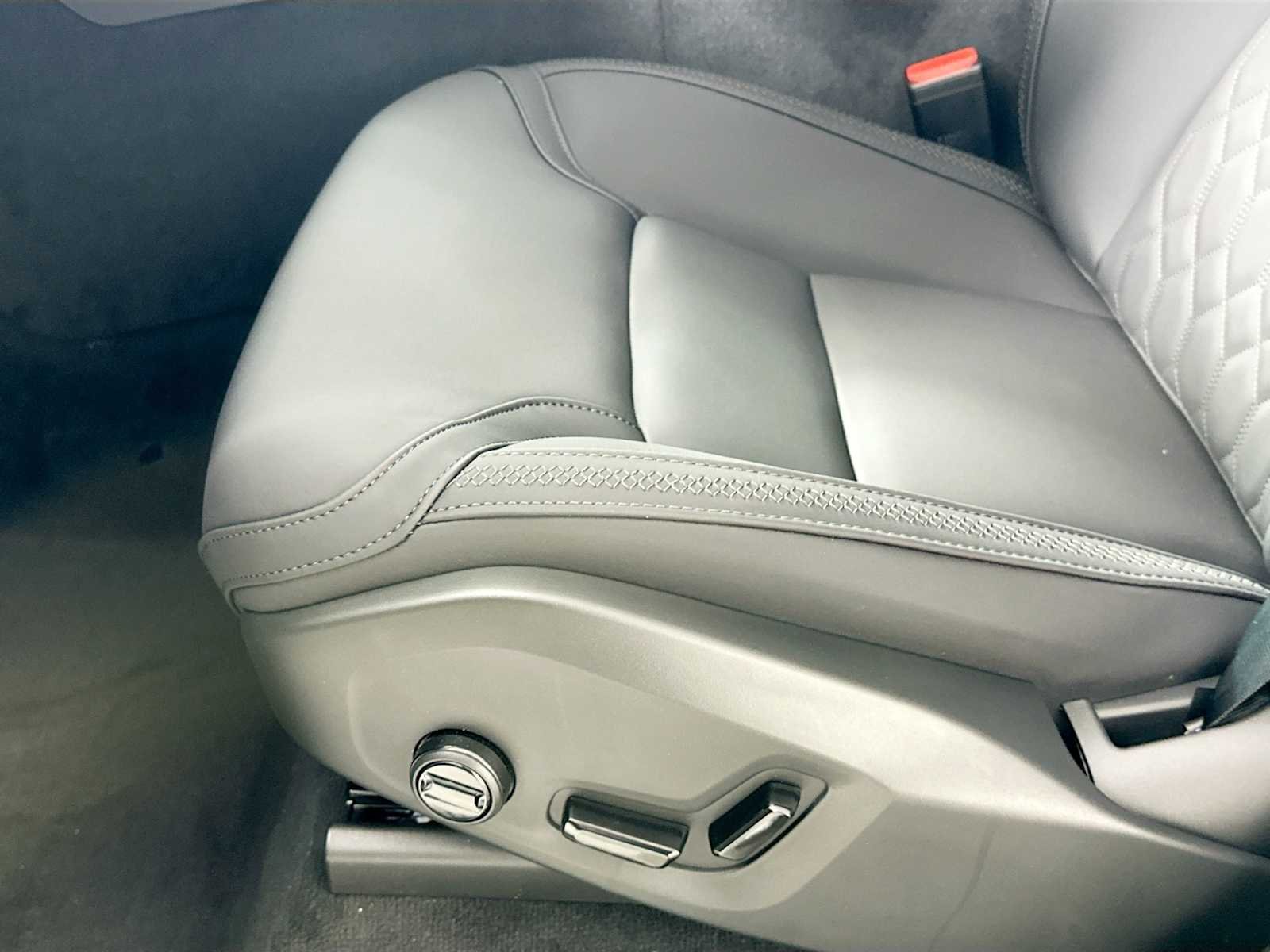 2025 Volvo XC90 Plus - Photo 18