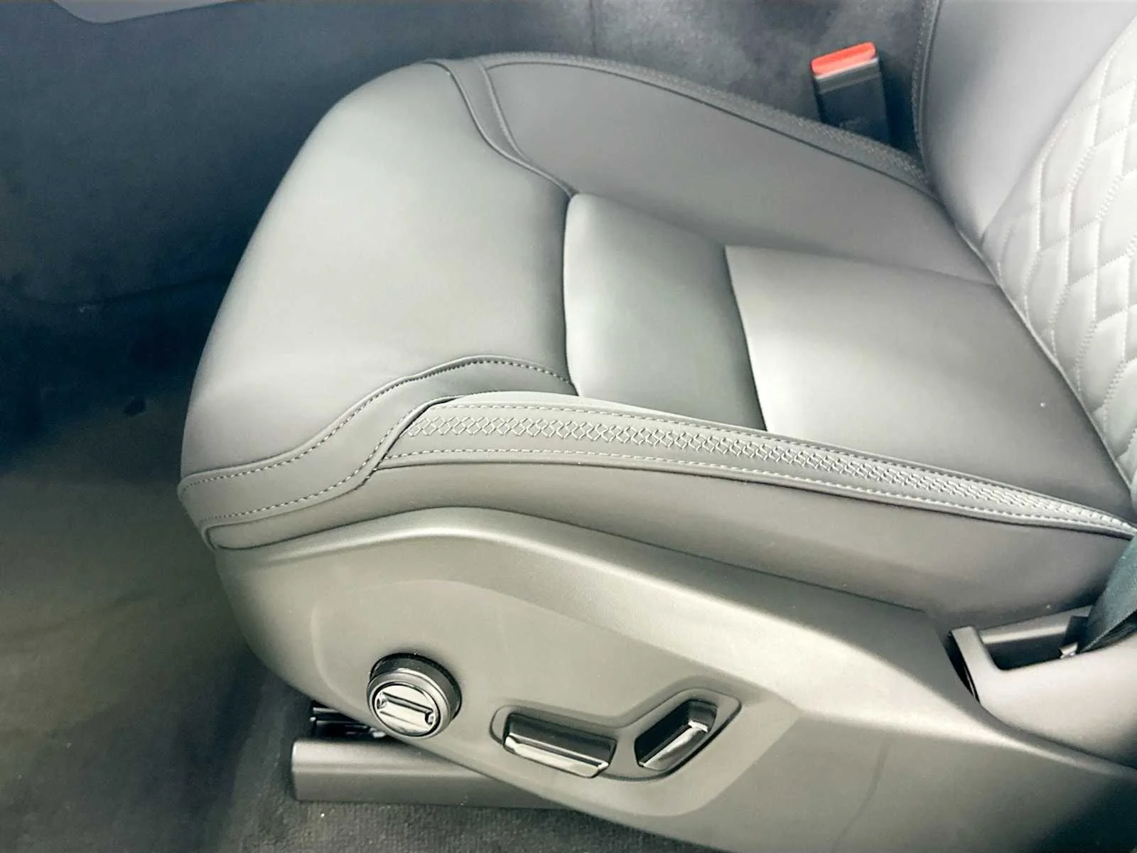 Used 2025 Crystal White Volvo Plus image 18