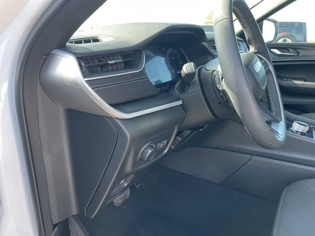 Used 2024 White Jeep Laredo X image 17