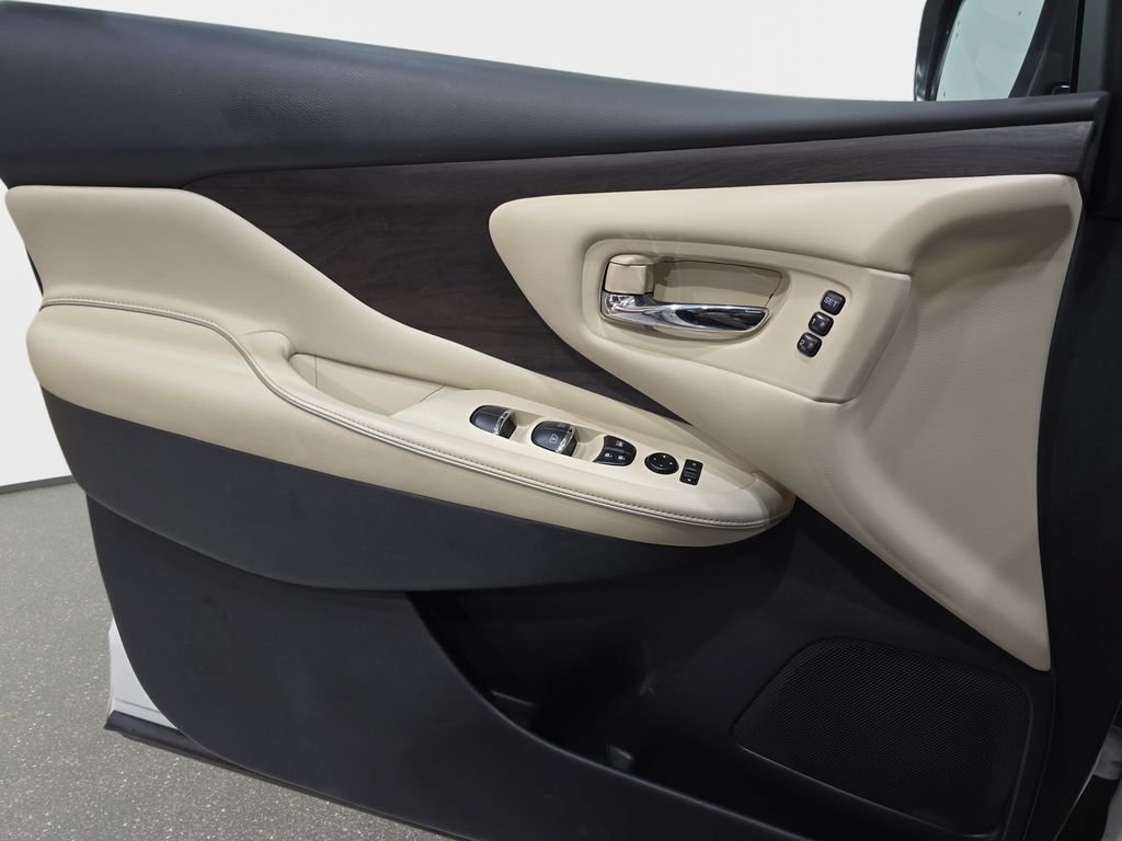 Used 2020 White Nissan Platinum image 30