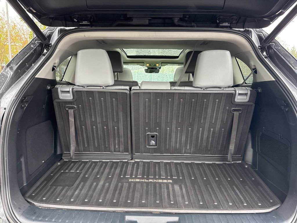 Used 2022 Magnetic Gray Metallic Toyota Platinum image 21