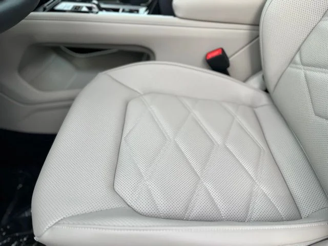 New 2026 White Volkswagen 2.0T SE w/Technology image 21