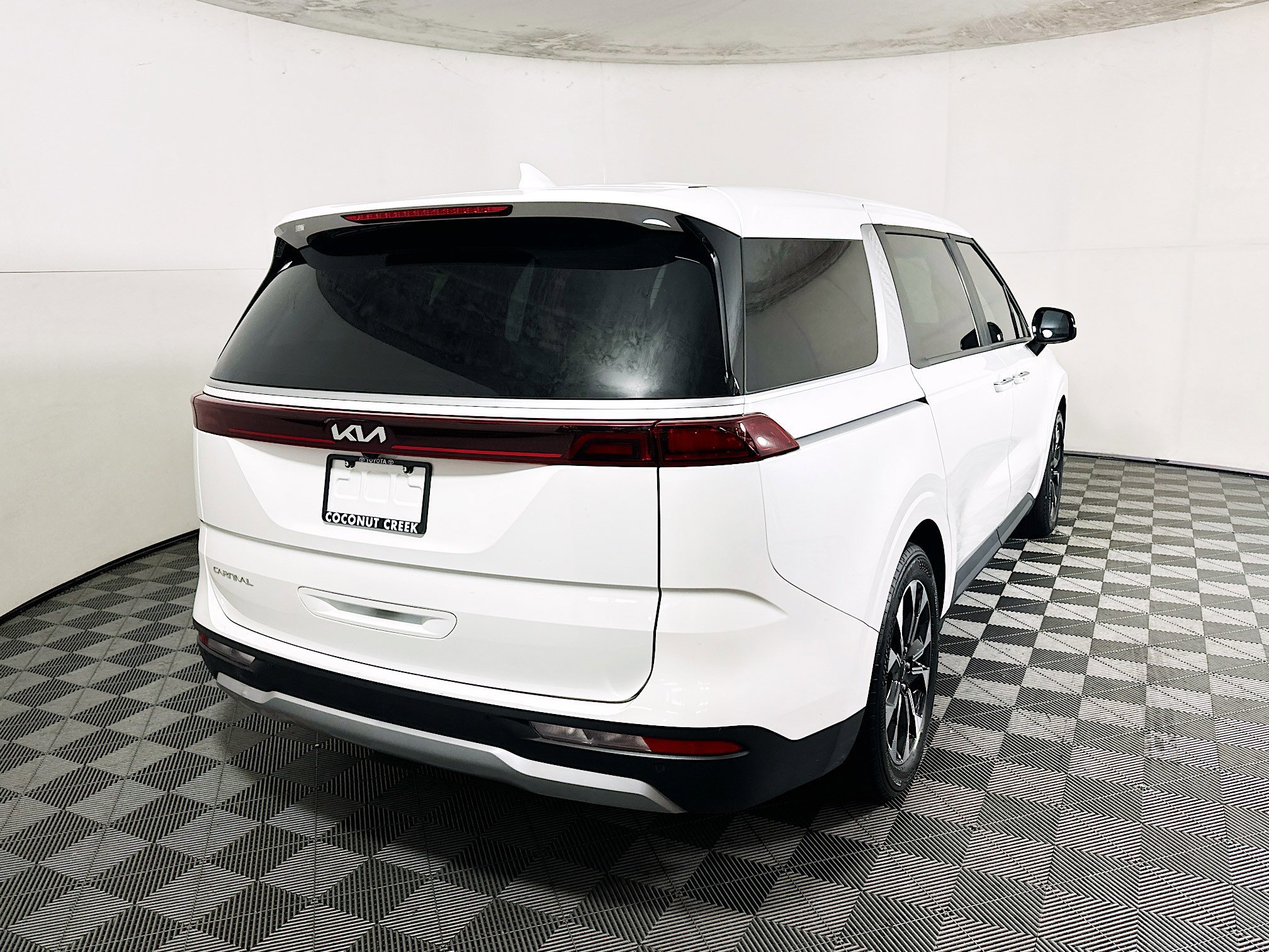 Used 2024 Snow White Pearl Kia EX image 3