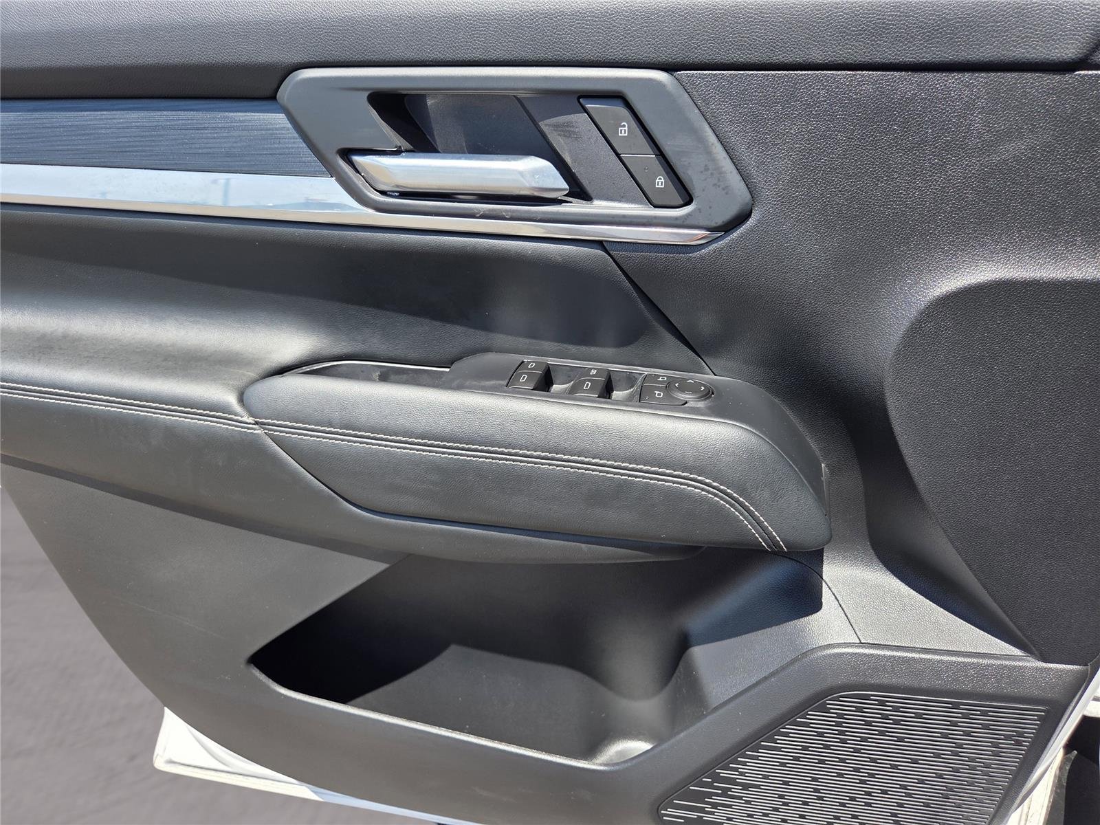 Used 2026 Summit White GMC FWD Elevation image 17