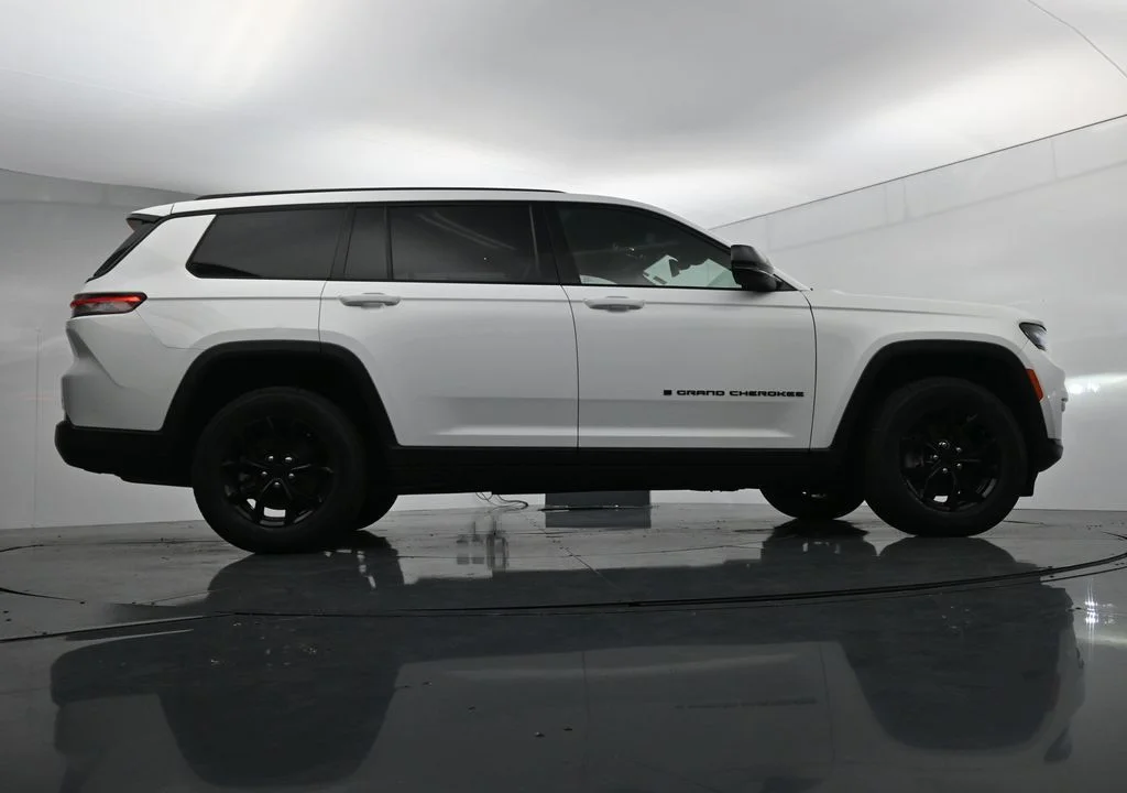 Used 2024 White Jeep Altitude image 34