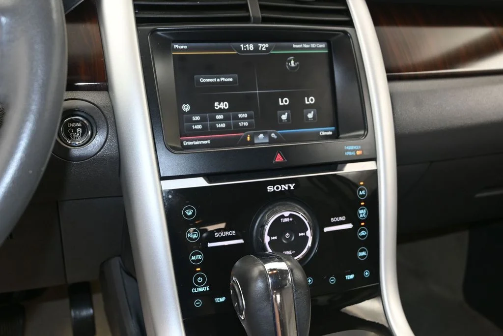 Used 2011 White Platinum Clearcoat Metallic Ford Limited image 19