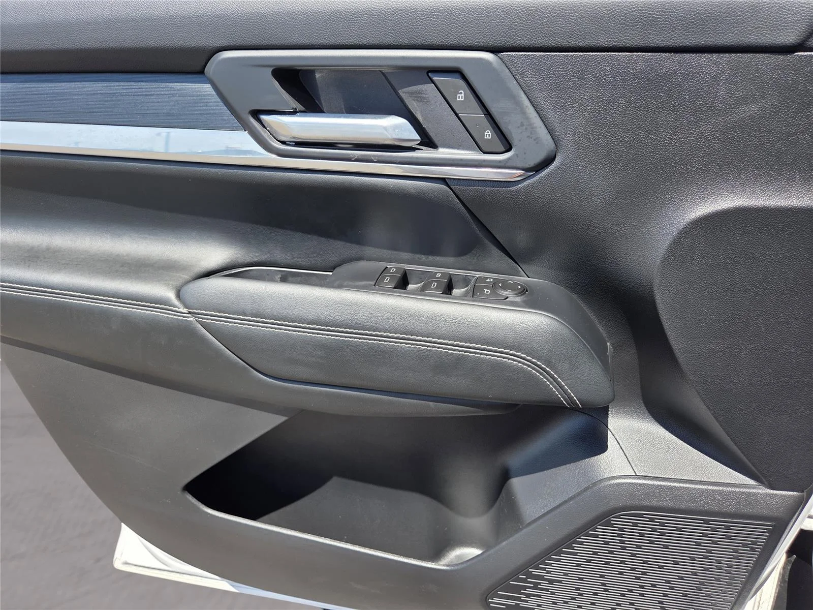 Used 2026 Summit White GMC FWD Elevation image 17
