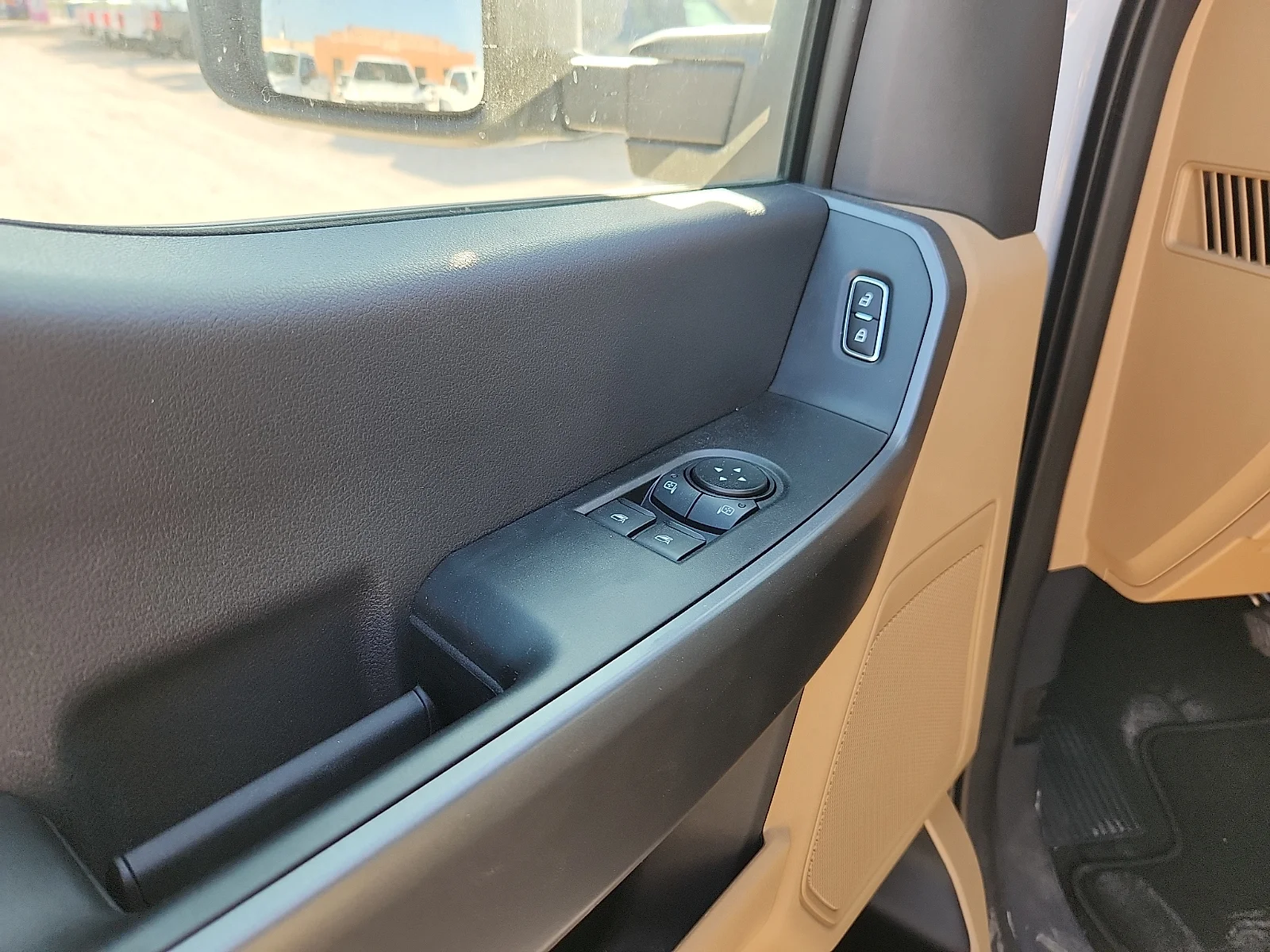 New 2027 Oxford White Ford XLT image 15