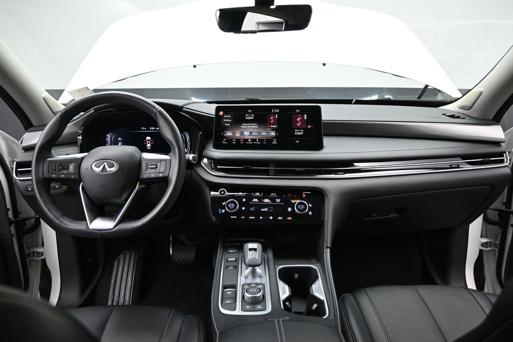Used 2023 White INFINITI LUXE image 23