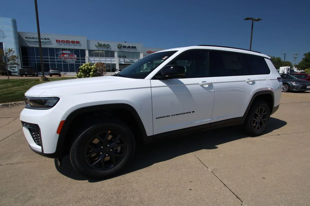 New 2027 Bright White Clear-Coat Paint Jeep Laredo Altitude image 19