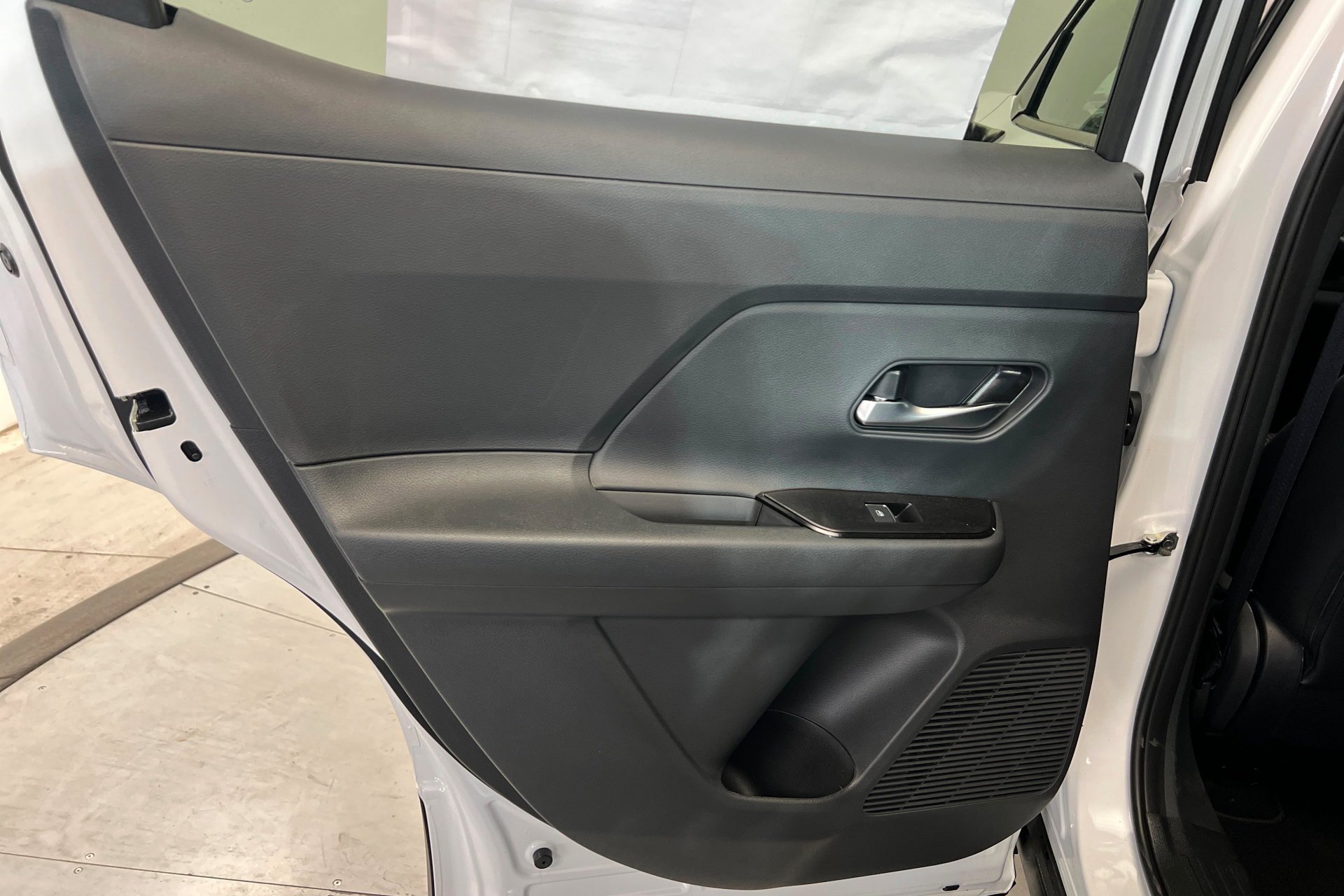 New 2026 Aspen White TriCoat / Super Black Two-tone Nissan SR image 19