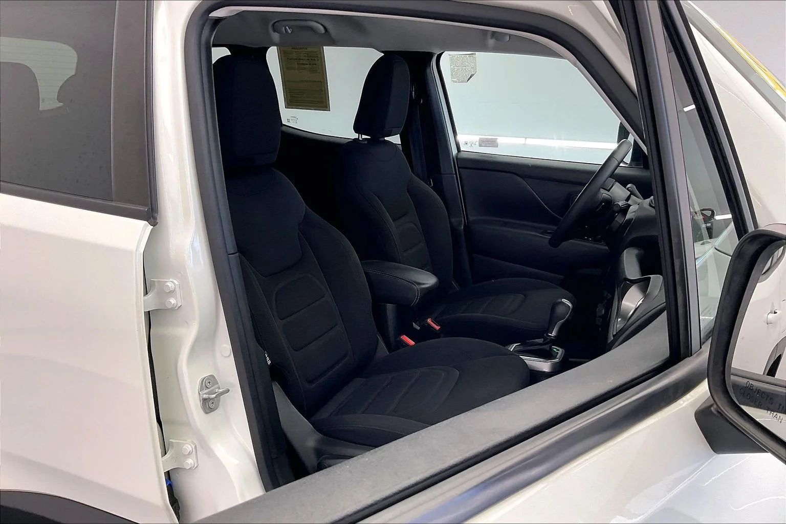 Used 2022 Alpine White Clearcoat Jeep Latitude image 6