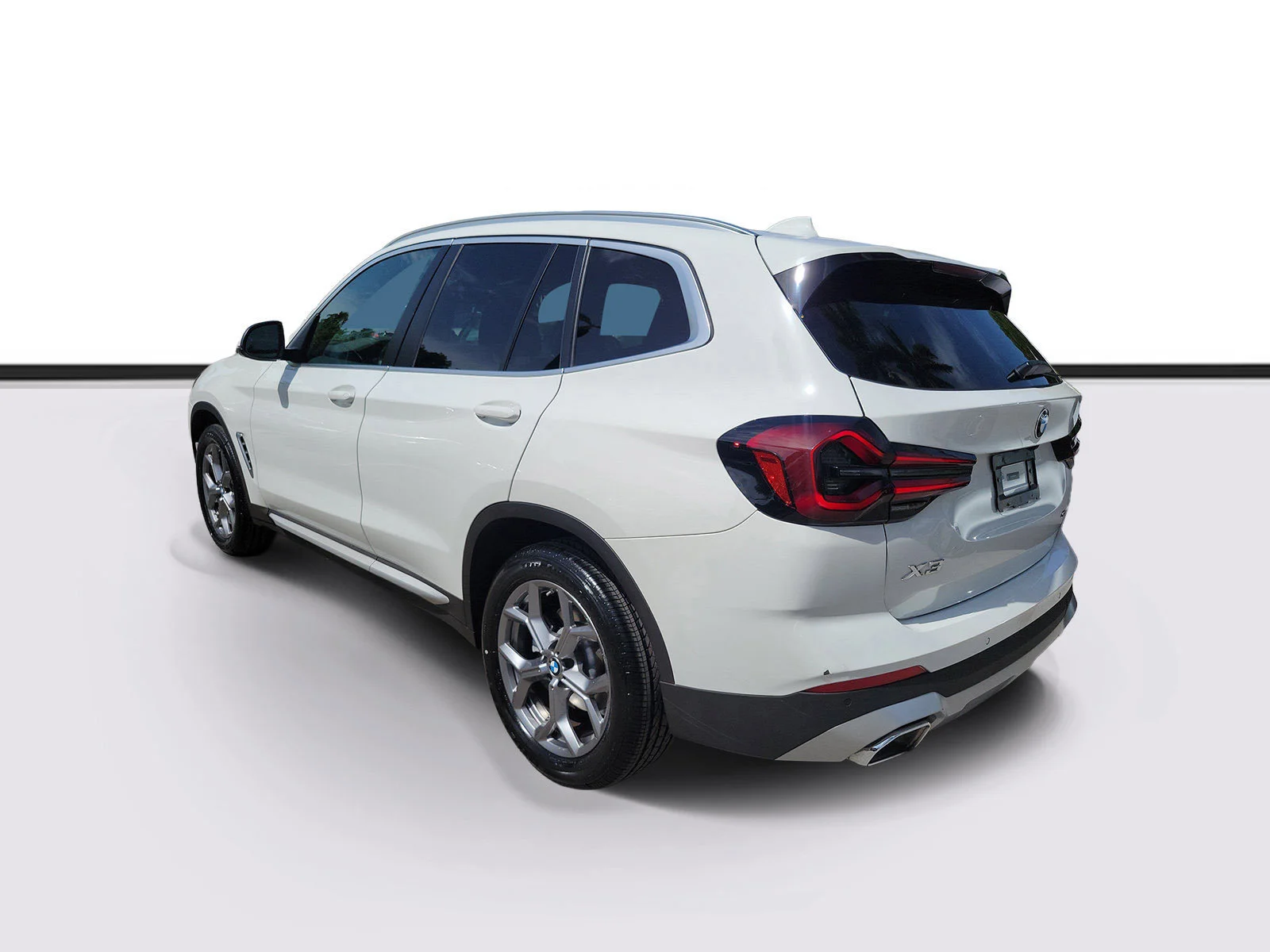 Used 2024 Alpine White BMW sDrive30i image 3
