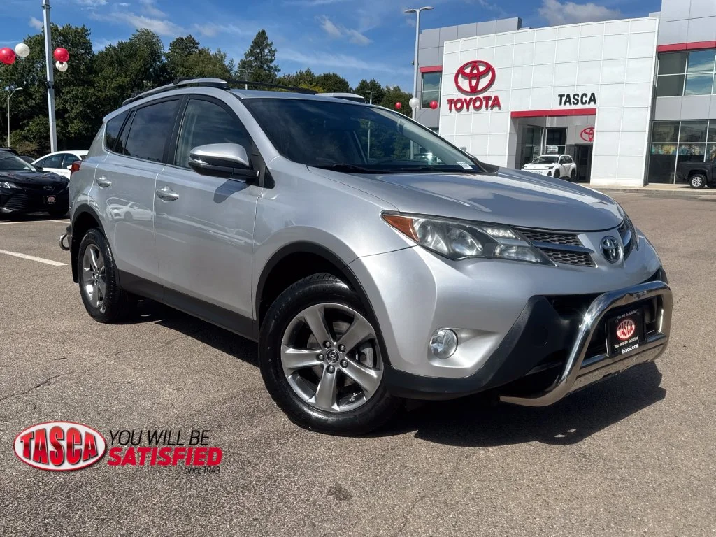 Used 2015 Silver Toyota XLE image 1