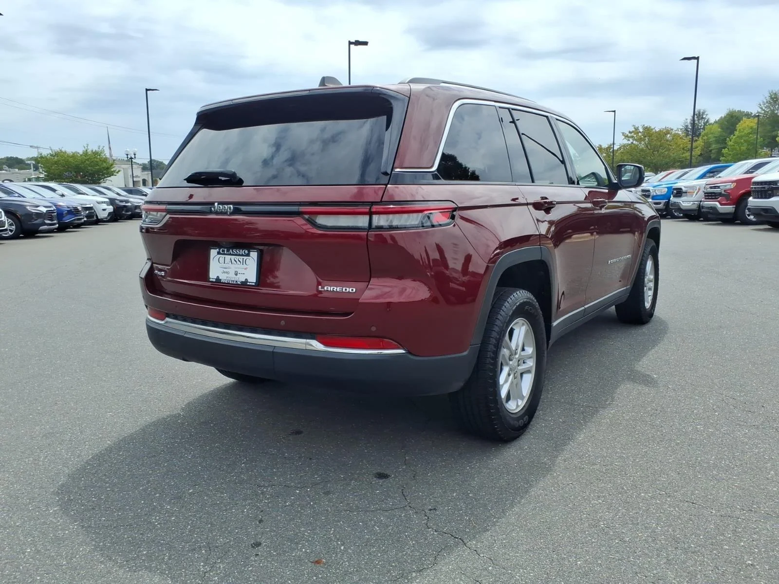 Used 2023 Velvet Red Pearlcoat Jeep Laredo image 2