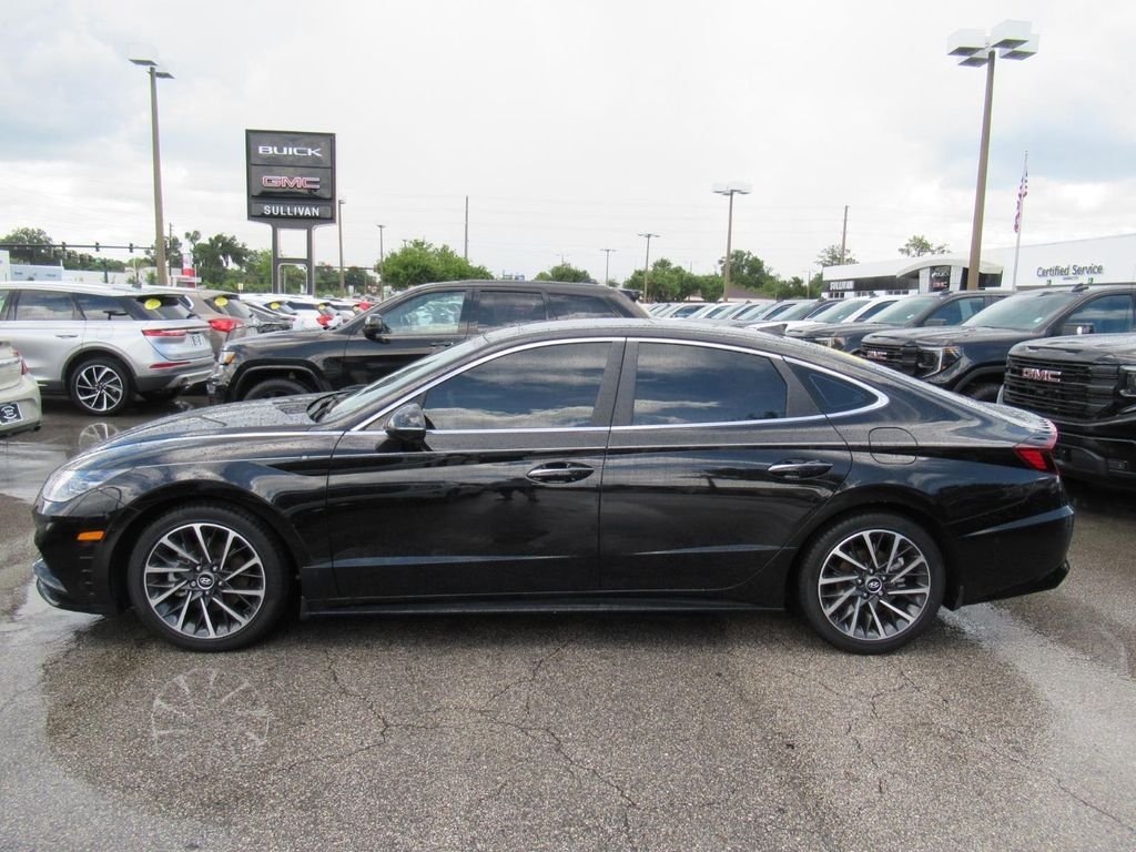 Used 2022 Black Hyundai Limited image 4